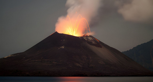 Anak Krakatau, sette aeroporti chiusi: 2.300 voli colpiti dall�eruzione